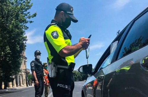 Polisi söyüb geyimini çıxaran şəxs tutuldu