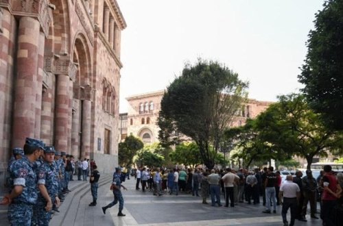 Hadrut erməniləri Yerevanda aksiya keçirdi: Bizə ev verin!