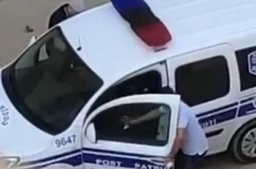 Rüşvət alarkən görüntülənən polis xidmətdən qovuldu - Video