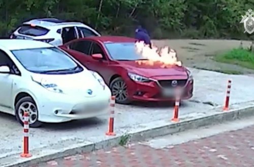 Rusiyada içərisində uşaq olan avtomobil qəsdən yandırıldı - VİDEO