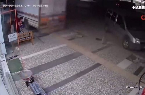 Qəfil hərəkətə gələn yük maşını səkiyə çıxaraq piyadaları ölümlə üz-üzə qoydu – ANBAAN VİDEO