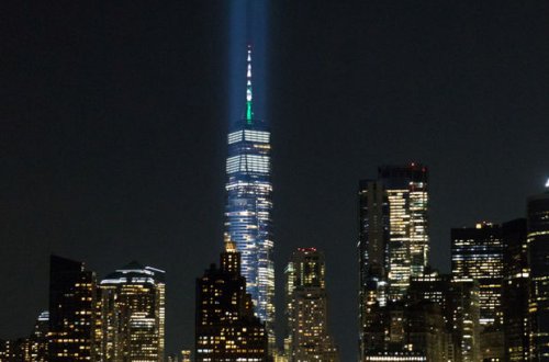 Световые колонны зажглись в Нью-Йорке в память о терактах 11 сентября - ВИДЕО