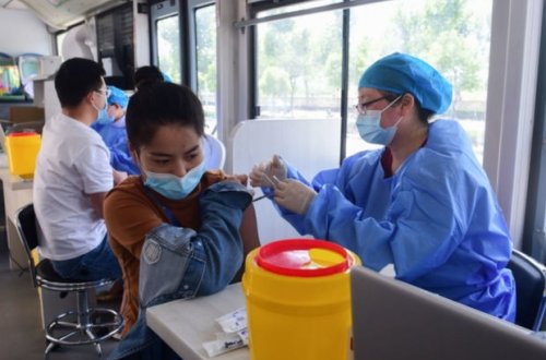 В Узбекистане вакцинированным от коронавируса студентам сделают скидку на обучение