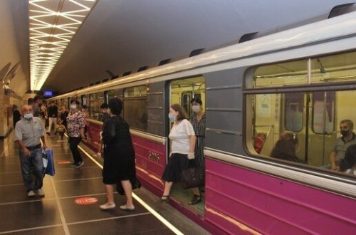 Bakıda gənc oğlan metroda özünü qatarın altına atdı