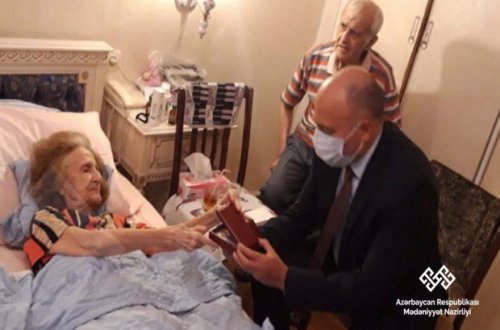 Xalq artisti Rəfiqə Axundovaya “Şöhrət” ordeni təqdim olunub - FOTO