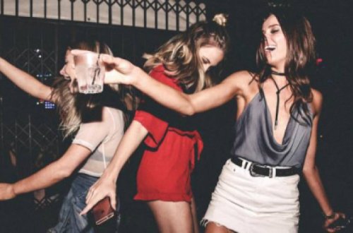 Bakıda gecə klubundan çıxarkən başlarına oyun açılan BACILAR GÖRÜN KİM İMİŞ