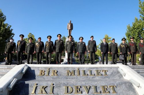 Azərbaycan Ordusunun Baş Qərargah rəisi Ankarada Heydər Əliyev Parkını ziyarət edib
