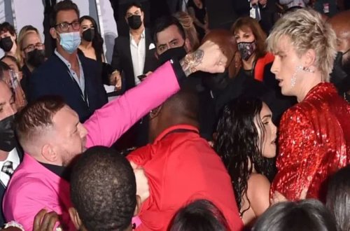 Makqreqor tədbirdə reper Machine Gun Kelliyə hücum etdi