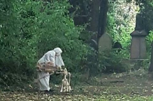 Qəbiristanlıqda tükürpədici mənzərə - FOTOlar