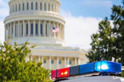 ABŞ-da Kapitoliya binası qarşısanda soyuq silahla dolu nömrəsiz yük maşını saxlanılıb