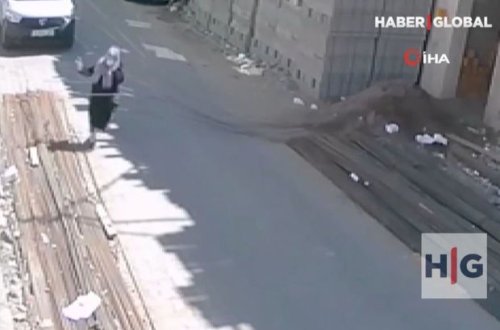 İnşası davam edən binanın qarşısından keçən qadının üstünə armatur düşdü – ANBAAN VİDEO