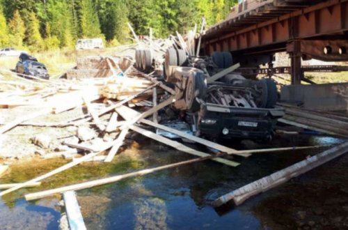 Rusiyada yük maşını körpüdən çaya düşüb: Ölən var - VİDEO