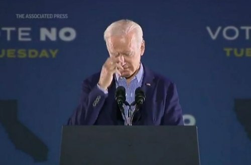 Bayden Trampı xatırlayan kimi xaç çəkdi - VİDEO