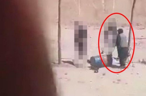 Talibanın dəhşətli edam anı - Məhbusun sağ qalmaq üçün son hərəkəti şoka saldı - FOTO