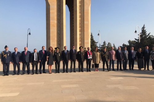 Türkiyə səfirliyinin əməkdaşları Şəhidlər Xiyabanını və Bakıdakı türk əsgərlərinin Memorialını ziyarət ediblər