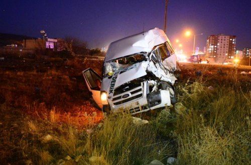 Mardində mikroavtobus qəzaya uğrayıb, yaralananlar var