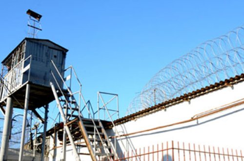 Gəncədə dustaq təcridxanada boğazını kəsdi