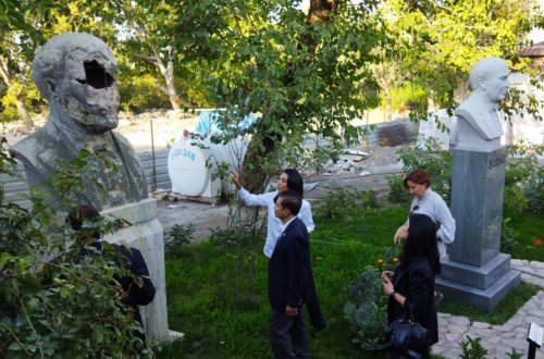 İƏT Ombudsmanlar Assosiasiyasının nümayəndə heyəti Şuşada Bülbülün ev muzeyində olub