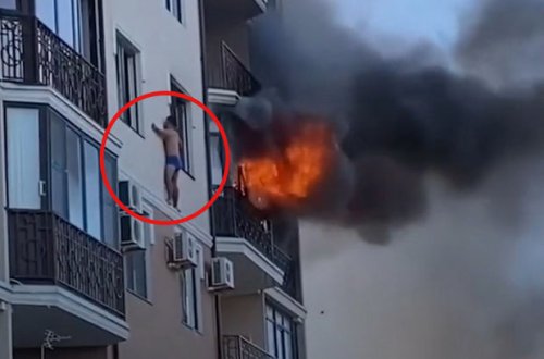 Mənzili alovlara bürünən şəxs yanğınsöndürənləri karnizdə gözlədi – VİDEO