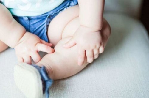 Gəncədə üç yaşlı uşaq qaynar çaydanı üzərinə aşırıb