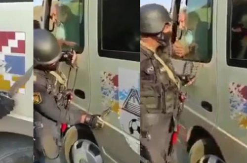 Azərbaycan polisi qondarma “bayrağ”ı maşınların üzərindən süngü ilə qazıdı - VİDEO