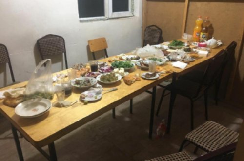 Çayxanada arvadını görəndə şoka düşdü – Üzünə tüpürüb döyməyə başladı (Anbaan VİDEO)