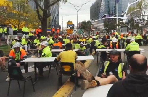 В Мельбурне прошла акция против коронавирусных ограничений - ВИДЕО