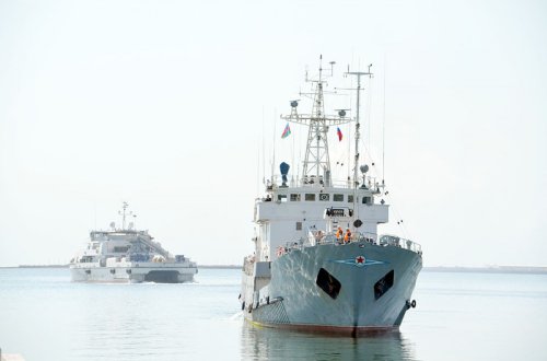 Rusiya Xəzər flotiliyasının iki hərbi gəmisi Bakıya gəlib