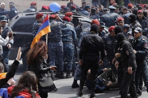Ermənistanda etirazçılarla polis arasında qarşıdurma olub, saxlanılanlar var
