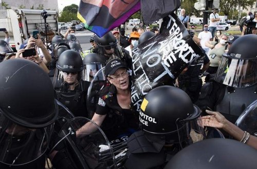 ABŞ-da polis aksiya iştirakçılarını saxlayıb