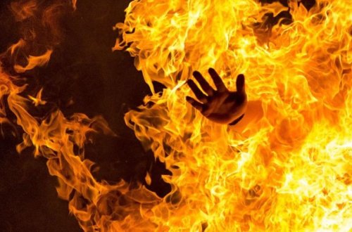 Bakıda kürəkən qayınata və qayınanasını yandırdı