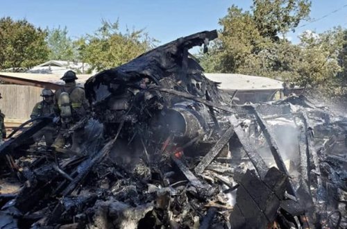 ABŞ-da hərbi təyyarə evlərin üstünə düşdü - Fotolar