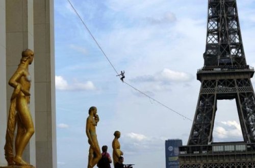 Fransız Eyfel qülləsindən teatr binasınadək məsafəni kəndir üzərində qət etdi - VİDEO