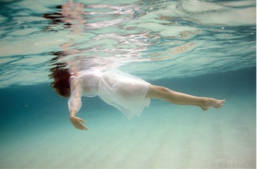 На бакинском бульваре 25-летняя девушка предприняла попытку суицида