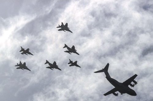 Azərbaycan və Türkiyə təyyarələrindən birgə salamlama uçuşu – VİDEO