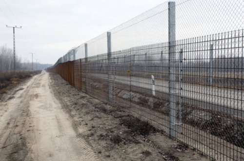 Новый лагерь для беженцев в Греции сравнили с тюрьмой