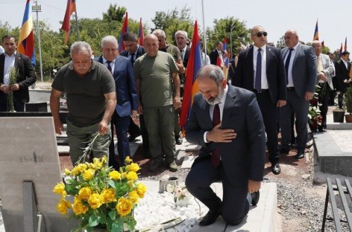 Paşinyan hərbi məzarlığa gəldi - Valideyn və jurnalistlər zorla uzaqlaşdırıldı - FOTO