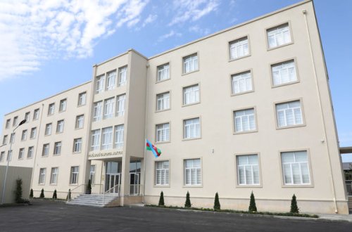 Prezident Bakıda təmir olunmuş məktəbdə yaradılan şəraitlə tanış olub