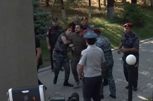 Paşinyana etiraz edən hərbçi valideynləri zorla qovuldu - VİDEO