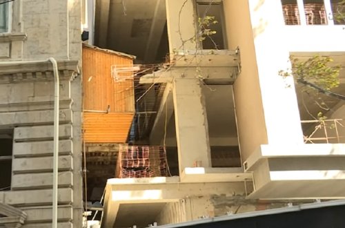 Bakıda qeyri-adi hadisə: Binanın balkonu yeni tikilən digər binanın içərisində qaldı - VİDEO