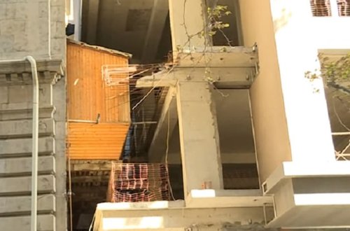 Bakıda qeyri-adi hadisə: Binanın balkonu yeni tikilən digər binanın içərisində qaldı (VİDEO)