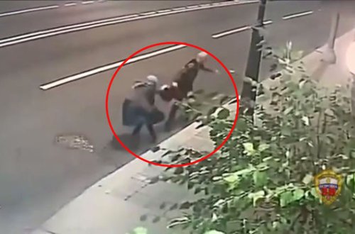 70 yaşlı qadın onu qarət etmək istəyən gənci peşman elədi - VİDEO