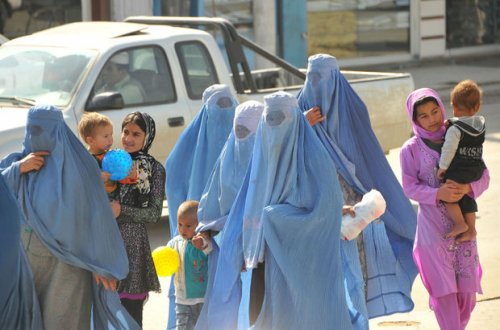 “Taliban” qadınlarla kişilərin eyni təhsil alacaqlarını vəd edir