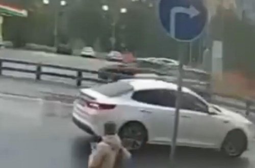 Taksi sürücüsü şlaqbaumu sındırıb keçdi - VİDEO