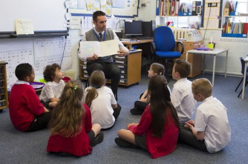 Rusiya məktəblərində stulların xalça ilə əvəzlənməsi təklif olunub - FOTO