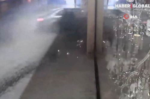 İçərisində dörd nəfərin olduğu minik avtomobili mağazaya çırpıldı - VİDEO