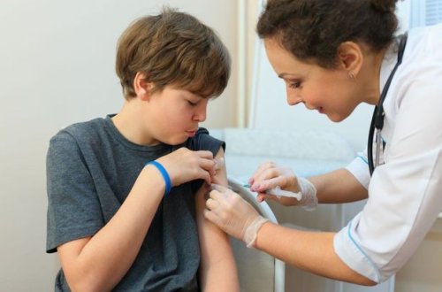 Niderlandda 12 yaşlı oğlan peyvənd olunmasına icazə verməyən atasına məhkəmədə qalib gəldi