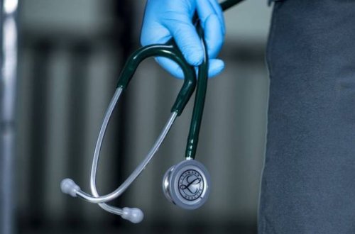 Rusiyalı arvadını müayinə etmək istəyən həkimi döydü - VİDEO