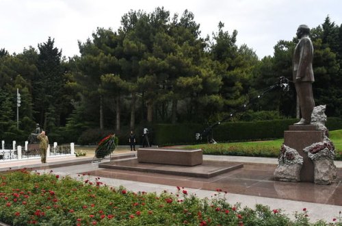 İlham Əliyev: “Atamın məzarını ziyarət edəndə ona əsgəri salam verdim”