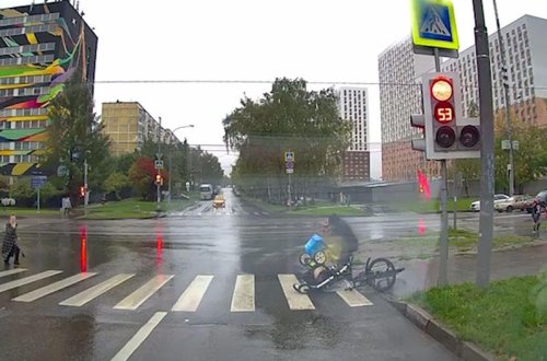 Körpənin olduğu arabanı əzib keçdi - Anbaan VİDEO